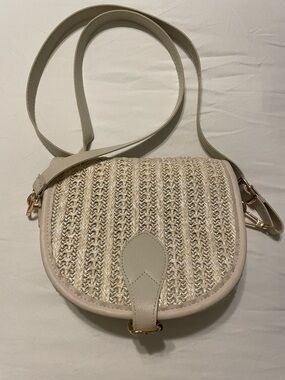 Comfyluxe Woven Straw Crossbody Bag in Cream